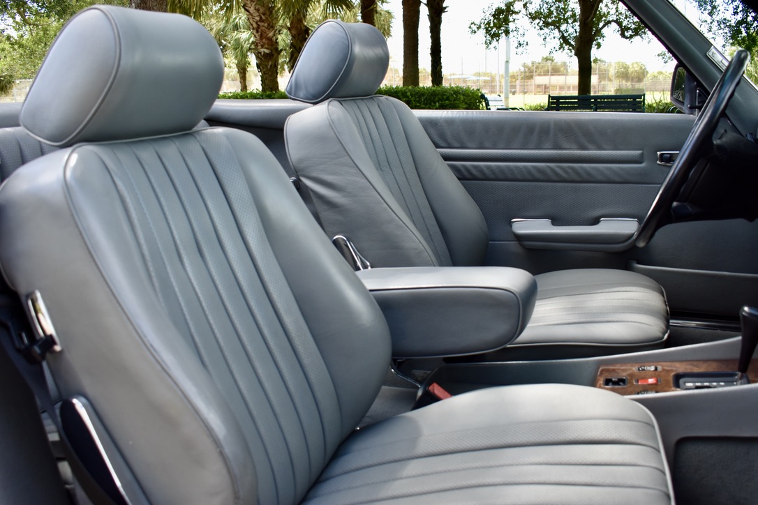 TURN KEY, ALL ORIGINAL PEARL GREY METALLIC 560SL, READY TO BE ENJOYED.