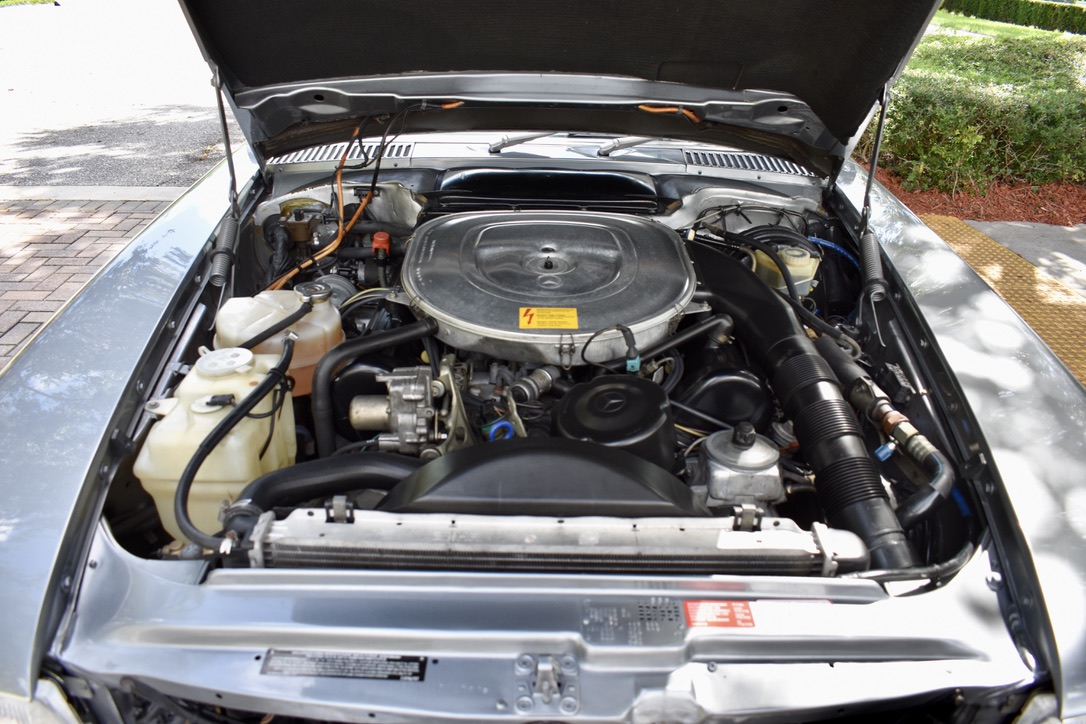 TURN KEY, ALL ORIGINAL PEARL GREY METALLIC 560SL, READY TO BE ENJOYED.