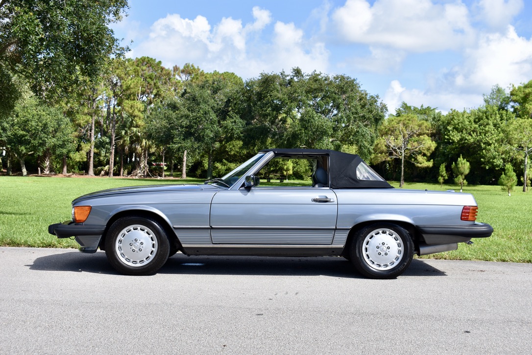 TURN KEY, ALL ORIGINAL PEARL GREY METALLIC 560SL, READY TO BE ENJOYED.