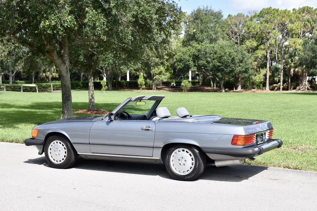 TURN KEY, ALL ORIGINAL PEARL GREY METALLIC 560SL, READY TO BE ENJOYED.