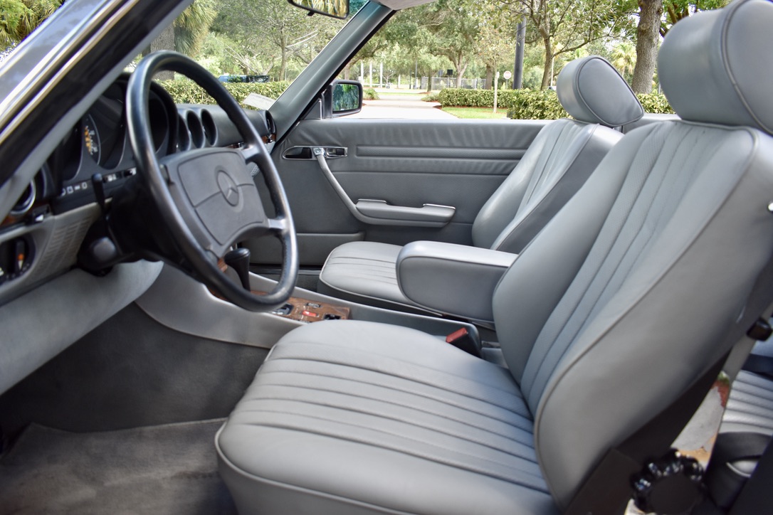 TURN KEY, ALL ORIGINAL PEARL GREY METALLIC 560SL, READY TO BE ENJOYED.